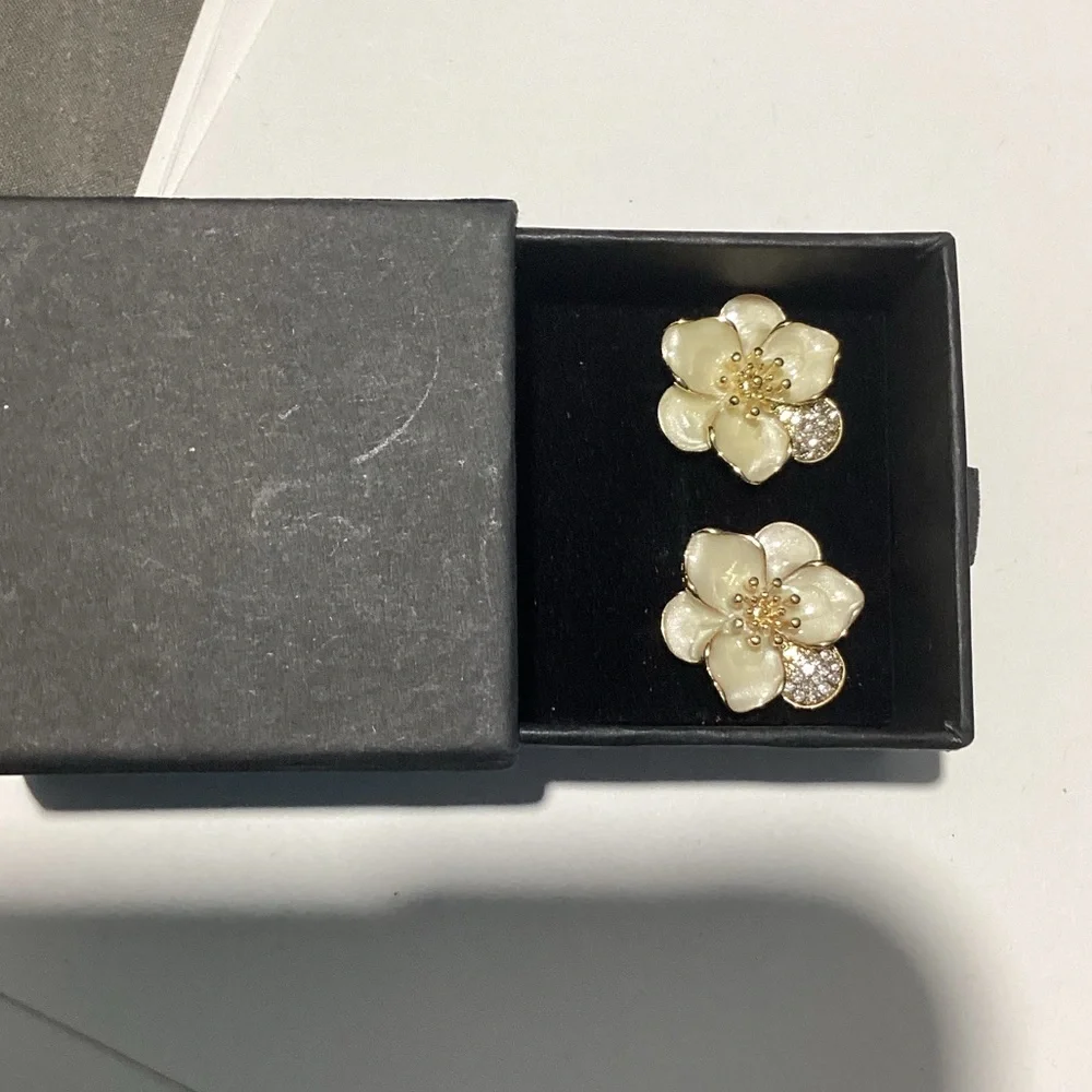 🌸GoldTone Polychrome White Hibiscus Flower Post Back Earrings